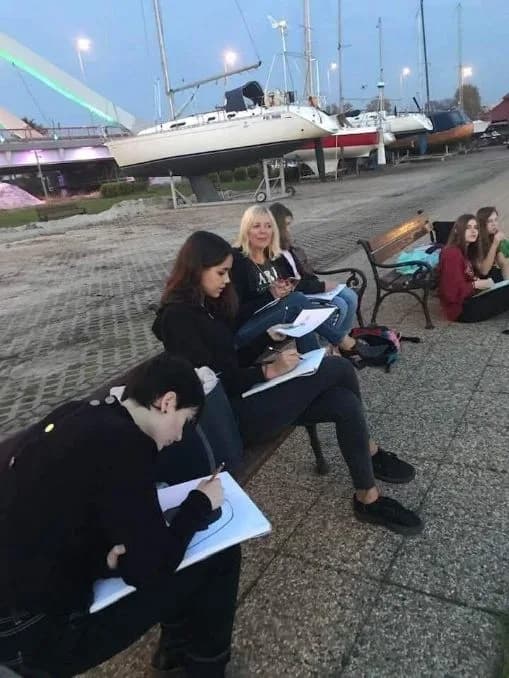 Zajęcia plenerowe z rysunku nad marinę